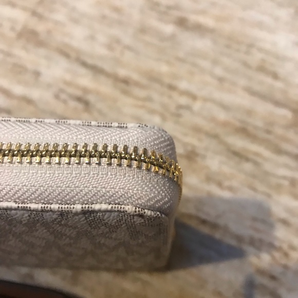 ❌SOLD❌NWT Michael Kors Lg Travel Wallet/Wristlet - Picture 4 of 8